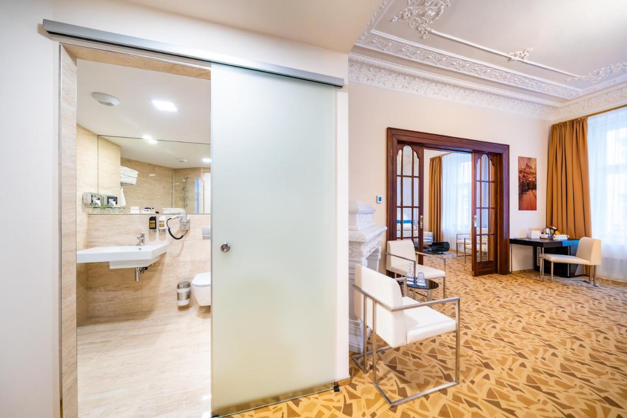 Grandium Hotel Prag Eksteriør billede A sliding door system