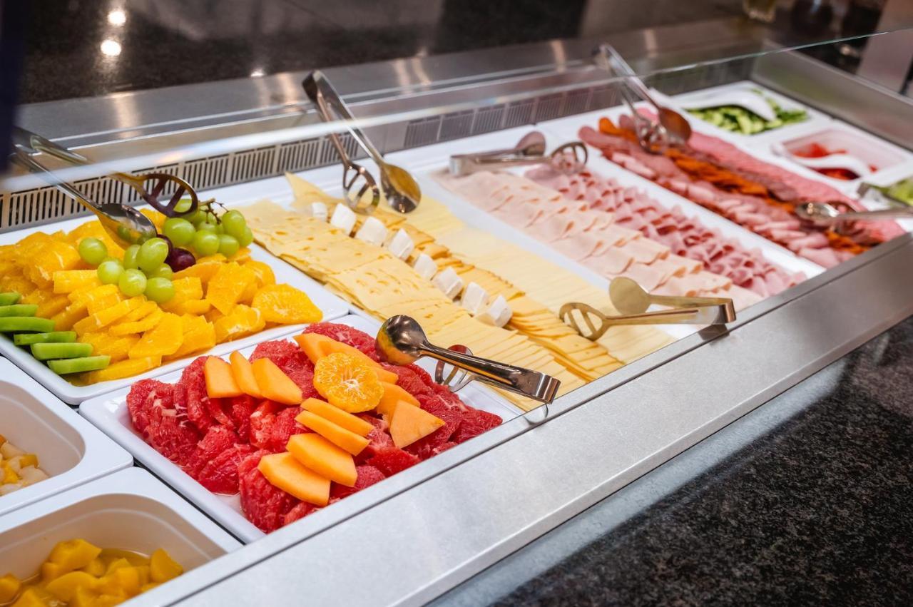 Grandium Hotel Prag Eksteriør billede A buffet breakfast