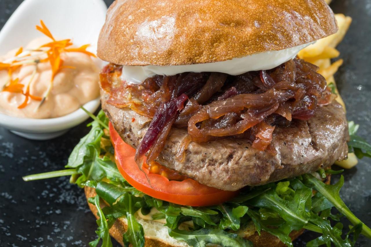 Grandium Hotel Prag Eksteriør billede A gourmet hamburger